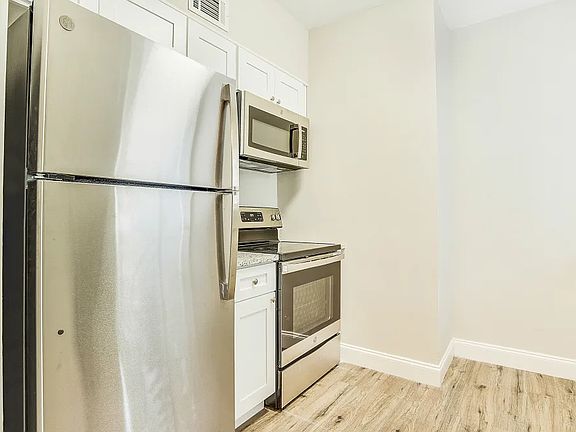 4th image of 5915 Dahlia Dr