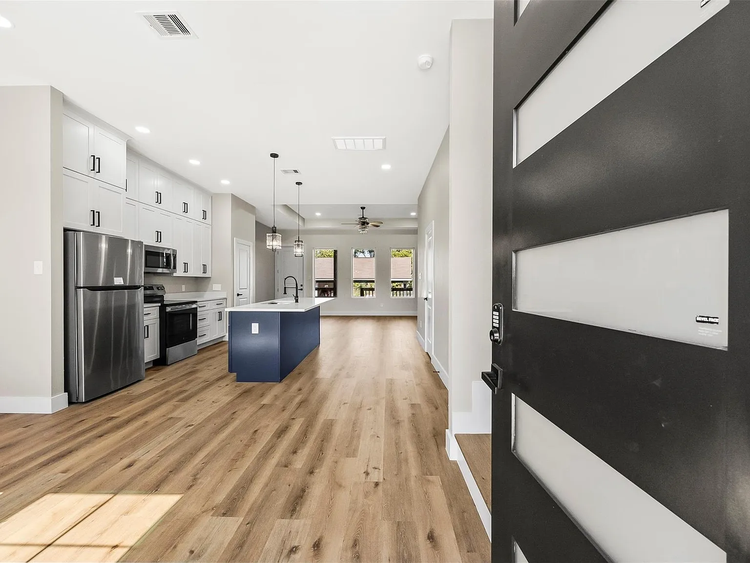 3 bed, 2.5 bath, 1750 sqft, $2,200 — Photo 4