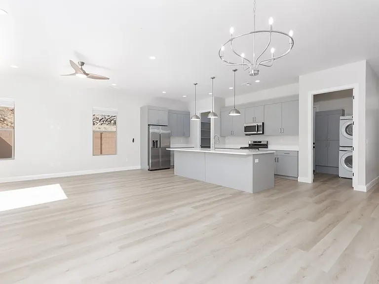 419 S 2250 W — Photo 10