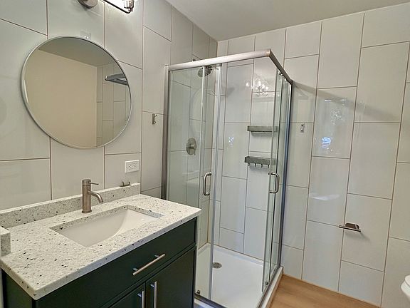 4th image of 2057 W Roscoe St #1R