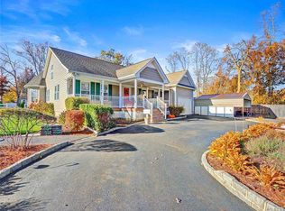 30 County Pl, Deer Park, NY