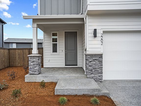 4th image of 2202 Ash St #27