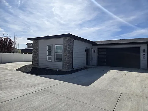 1055 W Cheney Dr Photo 1