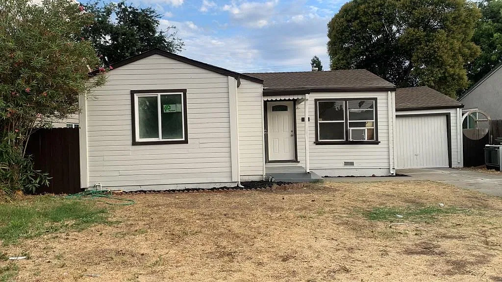 3 bed, 1200 sqft, $1,895 — Photo 1