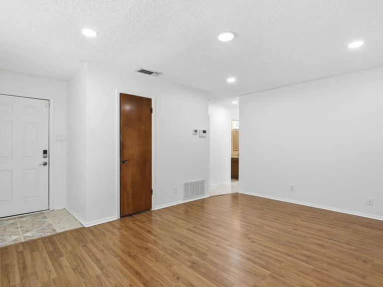 4911 Arbor Ridge Dr — Photo 3