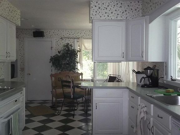 5th image of 158 1/2 Miner St