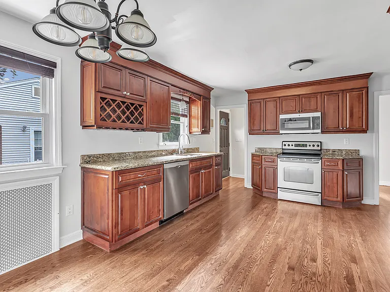215 Bennett St — Photo 11