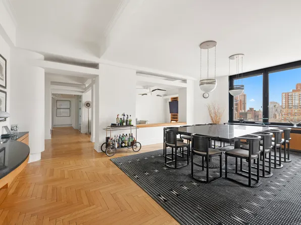 911 Park Avenue image 6 of 17