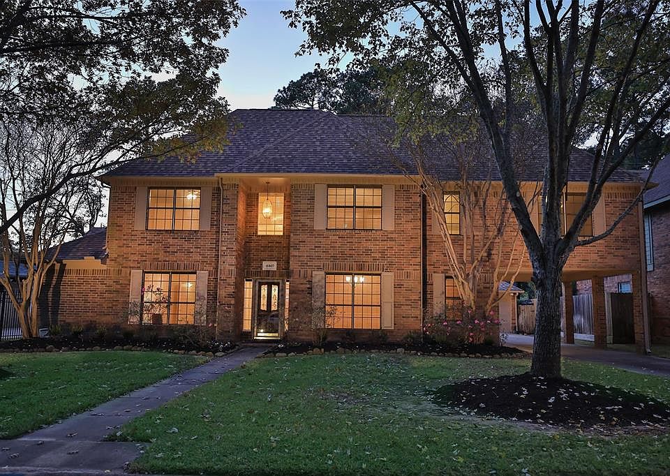FIVE BEDROOM HOME - This home has a large fifth bedroom that has two walk in closets and would be great for a media room or additional game room.