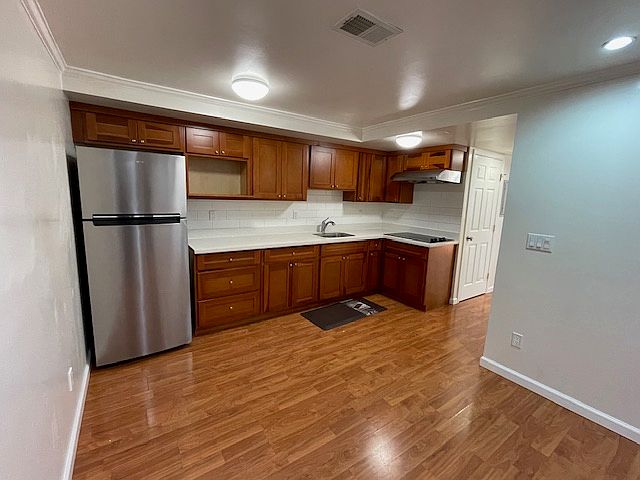 Full kitchen with eat-in dining area