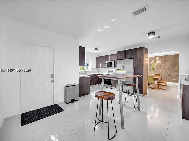 555 NE 127th St — Photo 13