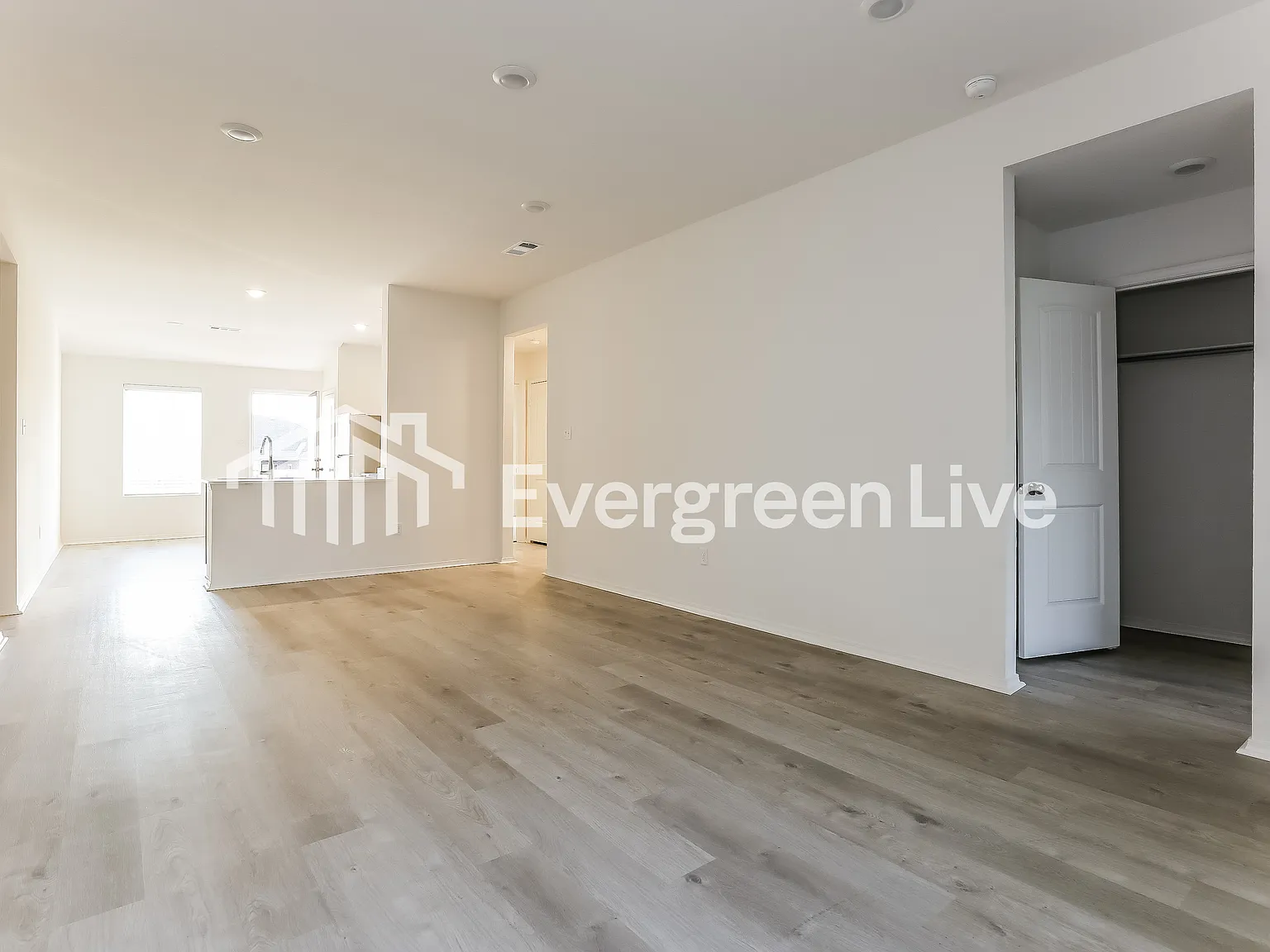 4 bed, 2.0 bath, 1640 sqft, $1,370 — Photo 3