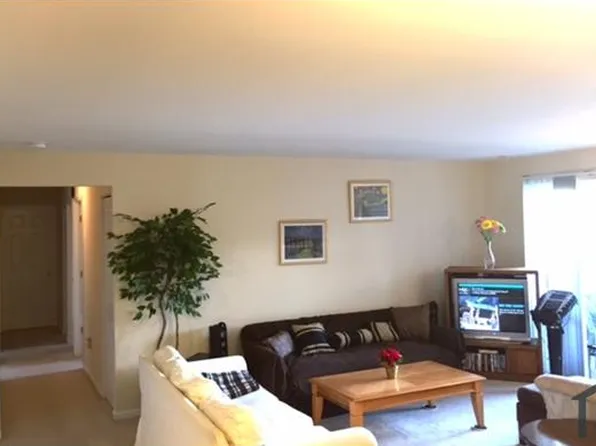 19315 Club House Rd #202, Montgomery Village, MD 20886