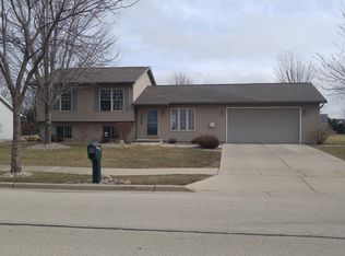 611 N Prairie Rd, Fond Du Lac, WI 54935