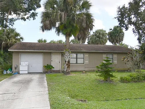 2325 SW Pamona St Photo 1