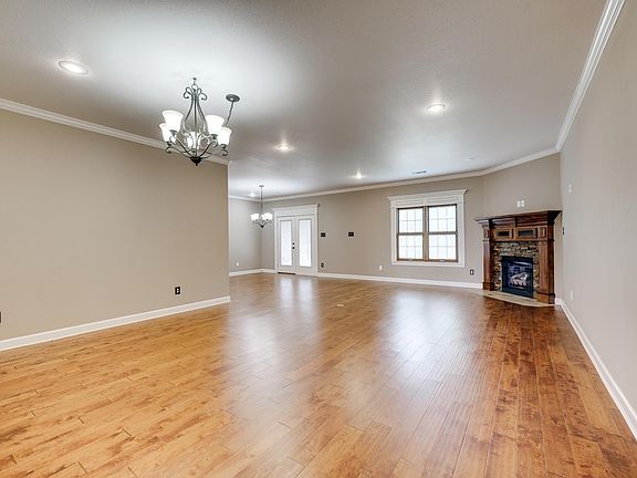 3rd image of 2366 Lakewood Cir