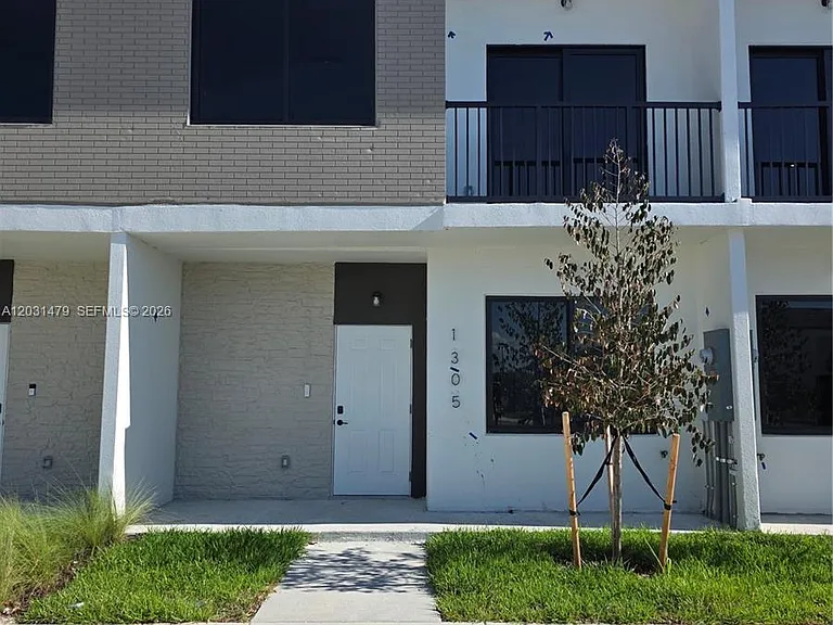 1305 NW 4th Ter #1305 — Photo 12