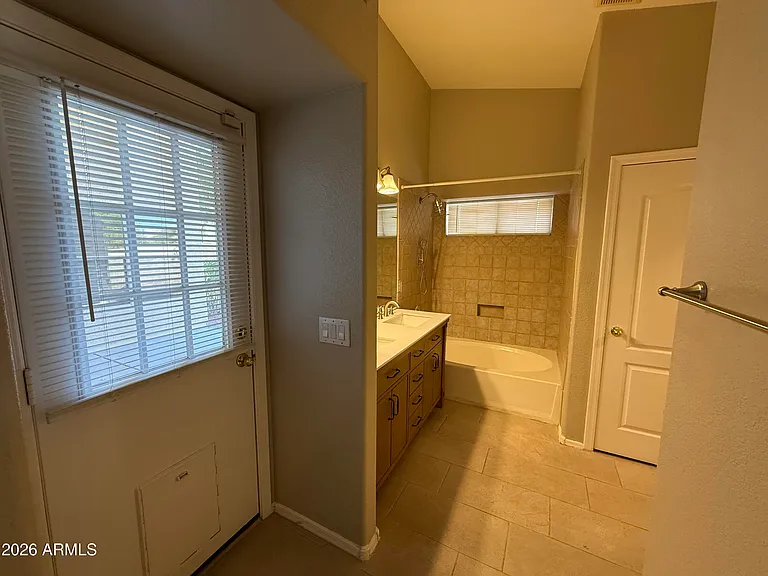 1644 E Oakland St — Photo 26