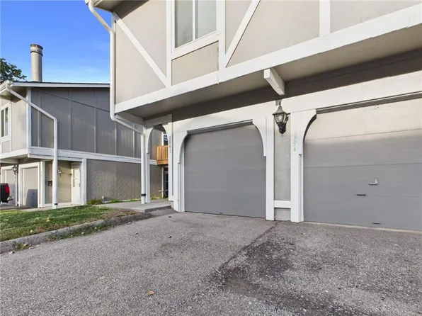 8839 Carriage Dr, Lenexa, KS 66215
