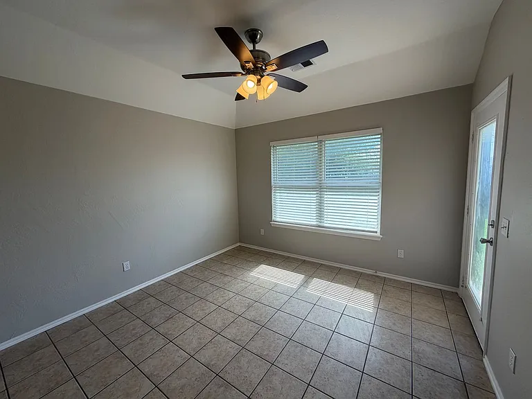 411 S Pointe Ln — Photo 7