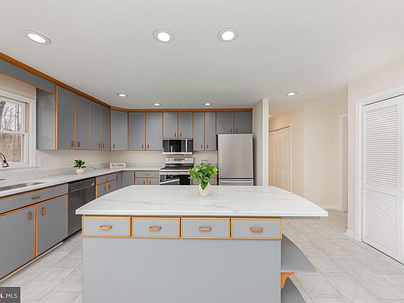 3rd image of 8903 Millwood Dr
