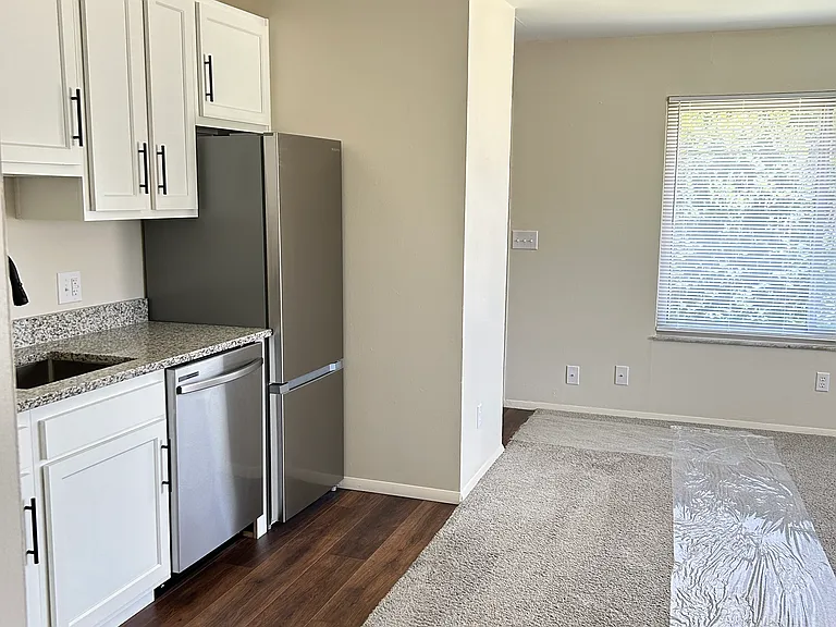 2157 Summit St #5 — Photo 4