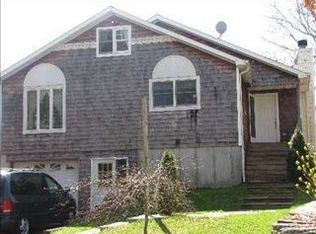 7 Bayberry Dr, Hampton Bays, NY 11946