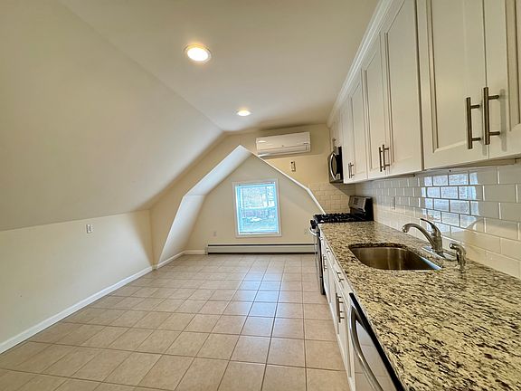 SPACIOUS KITCHEN AND DINE AREA