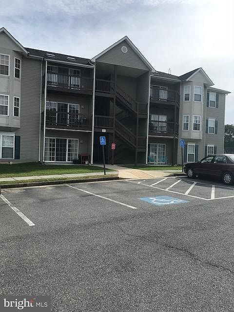 1st image of 164 Brookland Ct APT 6