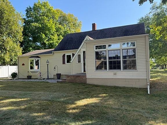 4th image of 205 3rd St W