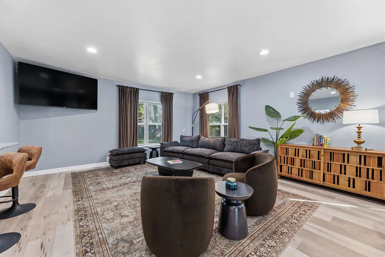 7 bed, 4.0 bath, 4402 sqft, $15,430 — Photo 2