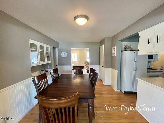 5th image of 7711 Hollyhock Ave
