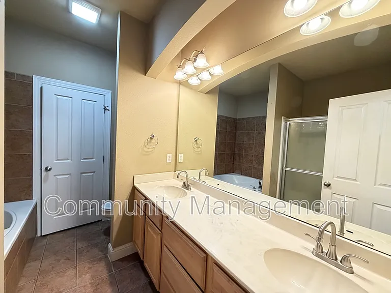 809 Summer Breeze Dr #302 — Photo 6