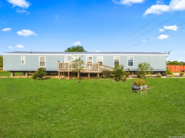 331 Forest Creek Rd, Devine, TX 78016