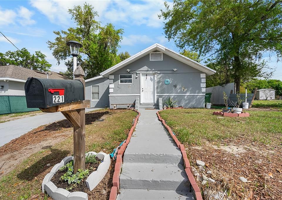 1st image of 221 AVENUE L NE