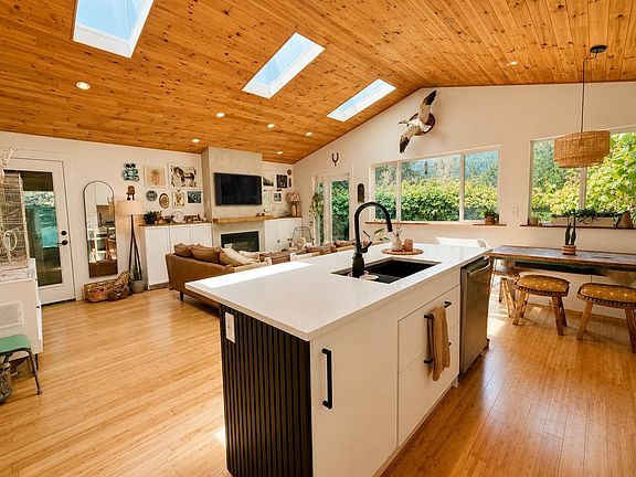 3rd image of 41741 Dogwood Pl