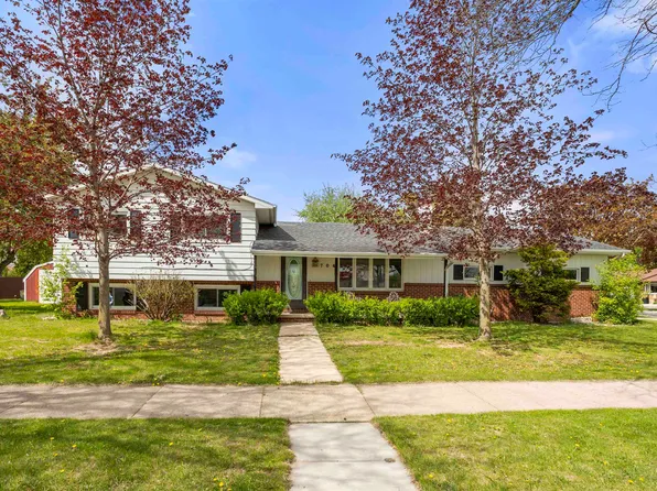 704 E Greenfield Dr, Little Chute, WI 54140