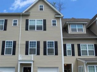 8 Erin Ct, Poughkeepsie, NY 12601