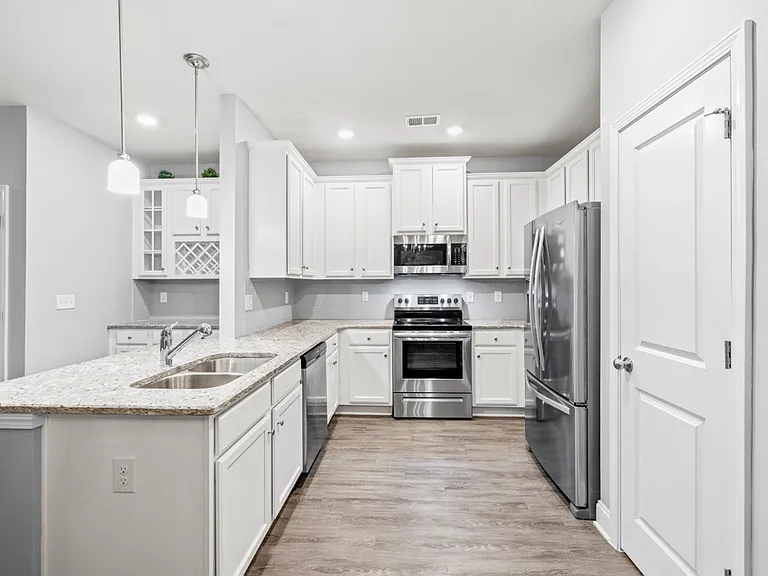 2570 Castellan Dr — Photo 14