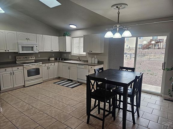 5th image of 323-325 W Magpie Ln