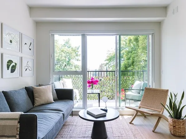 2235 Broadway E #407, Vancouver, BC V6K 2E3