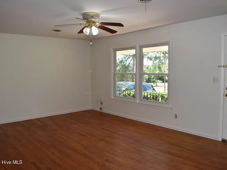 735 Old Edgefield Rd — Photo 6