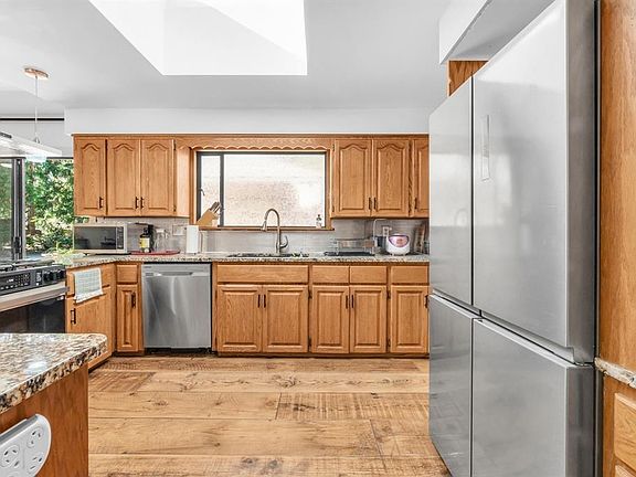 3rd image of 12643 Garibaldi St