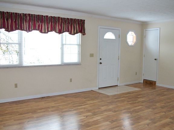4th image of 755 Louise Dr