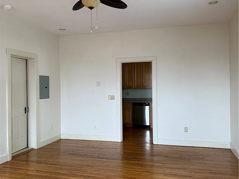 137 S Peterboro St — Photo 2