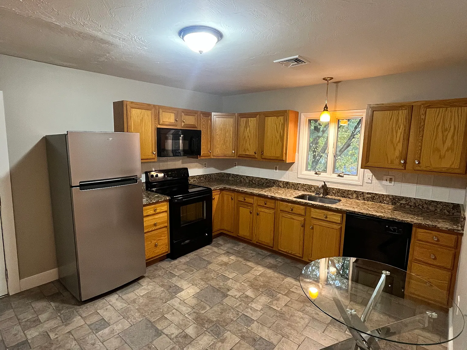 2 bed, 1100 sqft, $2,300 — Photo 2