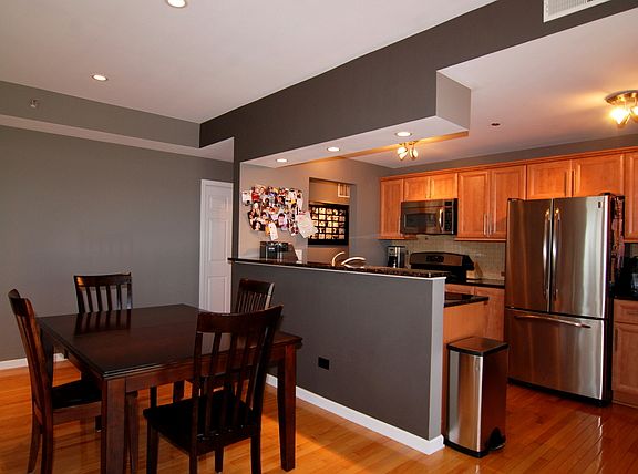 3rd image of 400 Village Cir #Penthouse 4
