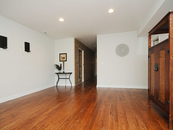 3rd image of 2043 W Arthur Ave #2