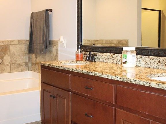 4th image of 11 Woodchase Ct