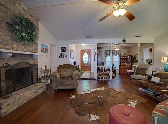 4th image of 2111 Columbia Dr